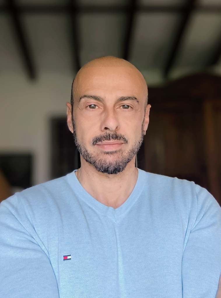 Retrato de Cyril, experto en tecnología, bienestar digital y ex-empleado de Apple, ofreciendo asesoramiento personalizado para un uso consciente de la tecnología, en la costa del sol