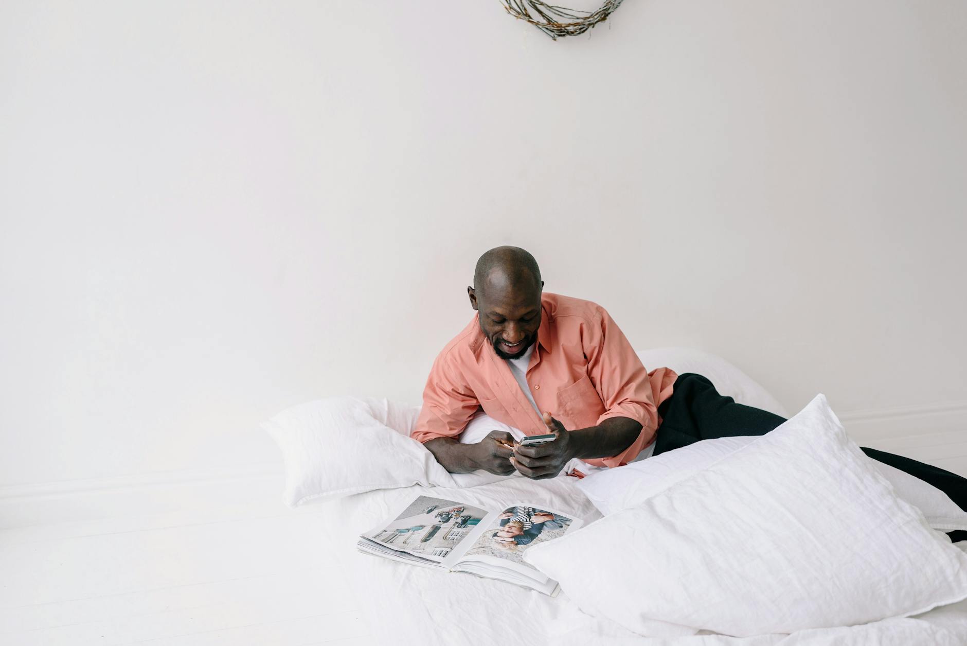 Uso consciente del smartphone en casa — bienestar digital y mindfulness tecnológico
Hombre relajado usando su teléfono, reflejando la importancia del control y la privacidad digital en el día a día — TechCoach Guru.